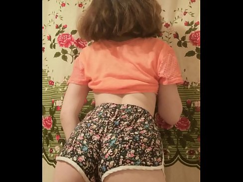 ❤️ Tânără sexy care se dezbracă de pantaloni scurți în fața camerei de filmat ☑ at ro.assistentai.ru